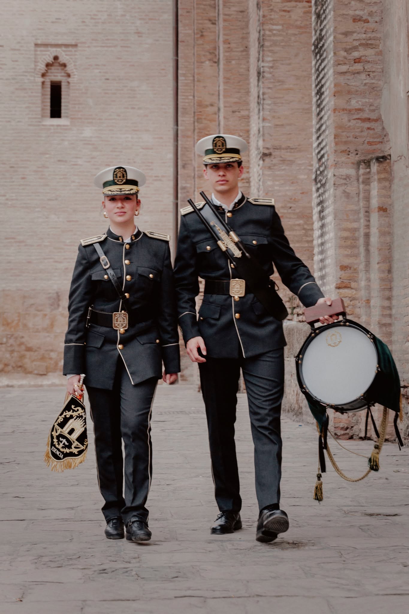 Componentes de Esencia luciendo el uniforme actual